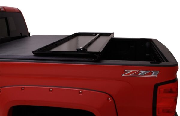 F150 PLATINUM 15-20 5.0L V8 Gas| RAPTOR 15-20 3.5L V6 Gas (5.5ft. Bed) Hard Fold Tonneau Cover - Black Lund - 969364 - Image 9